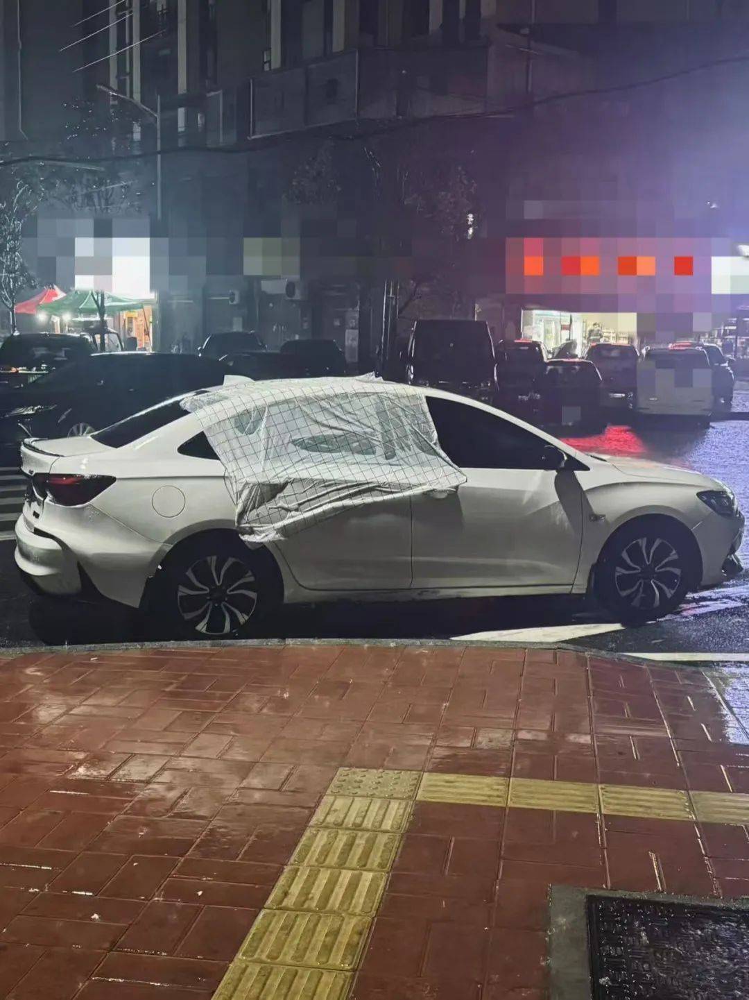 正版皇冠信用网代理_暖心!司机离开车窗未关严正版皇冠信用网代理,店主用桌布遮盖车窗帮其挡雨