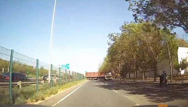 皇冠信用网去哪里弄_吓得手直抖皇冠信用网去哪里弄！两货车在北京高速出口突然逆行掉头！