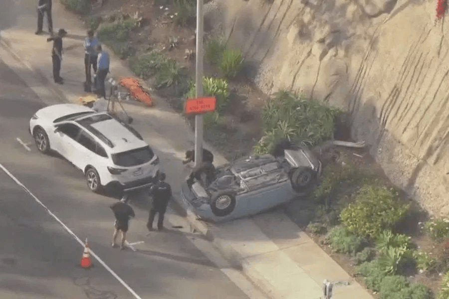 皇冠信用网在线注册_美国男子指导女儿开车皇冠信用网在线注册，女儿误踩油门致翻车，男子当场身亡