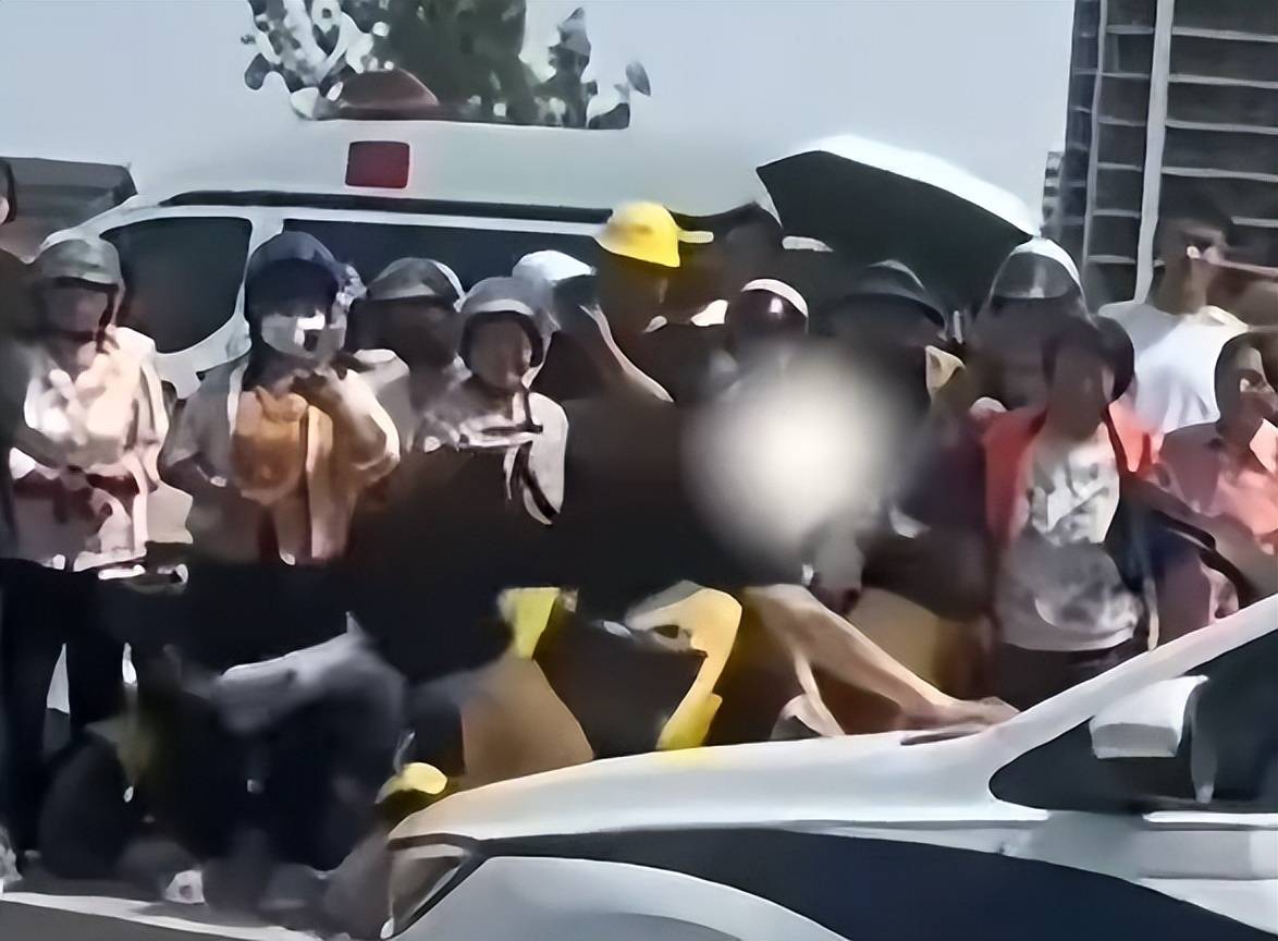 皇冠信用网如何注册_山东菏泽一网红违停后跳上警车引擎盖皇冠信用网如何注册，警方通报：行拘