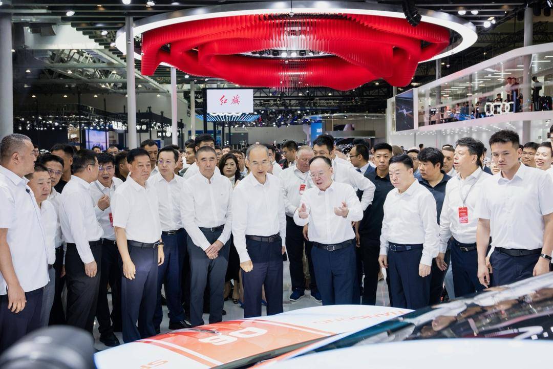 电竞赛事
_吉林省委书记黄强、省长胡玉亭出席长春汽博会、第七届中国一汽红旗嘉年华开幕式