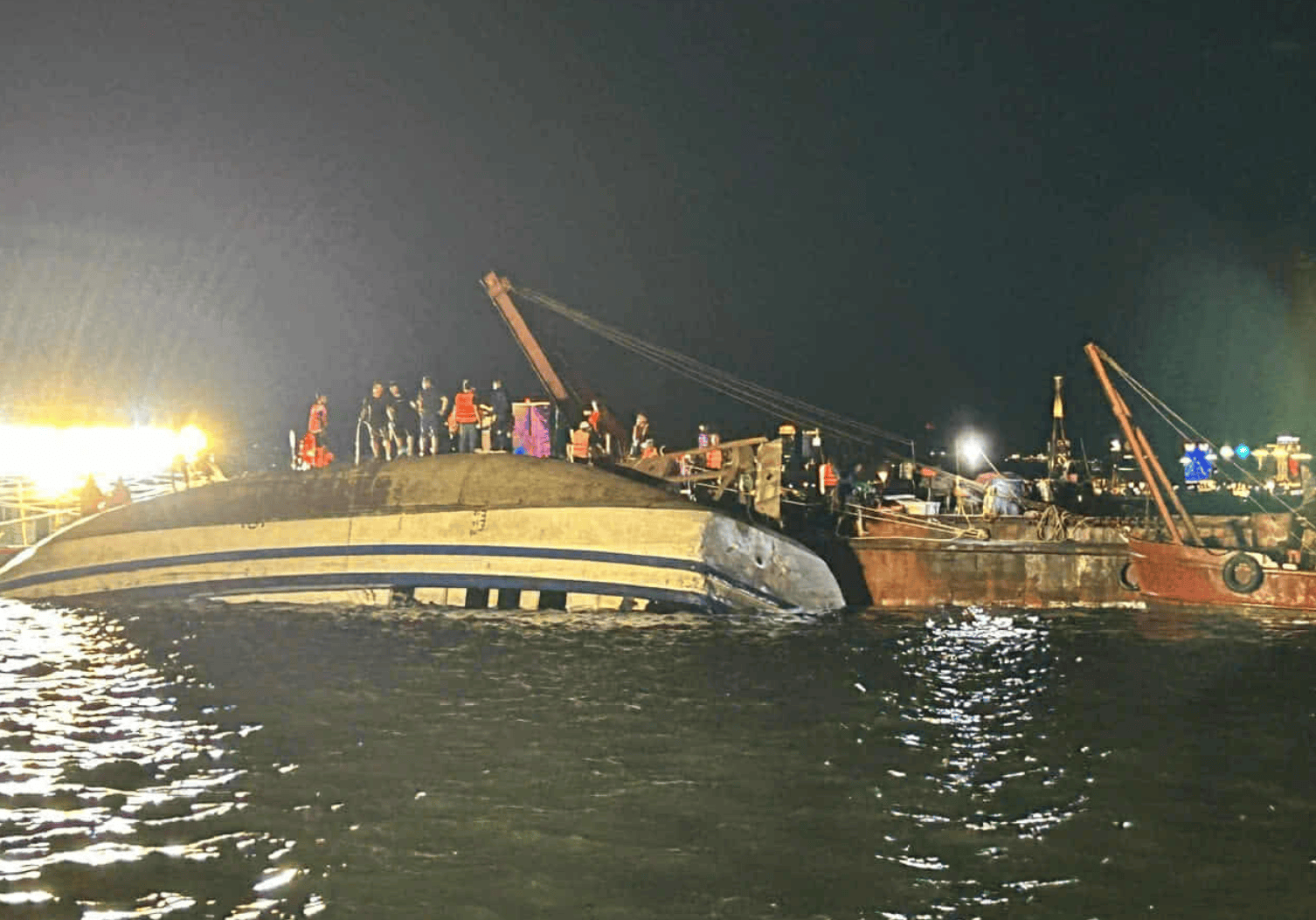 皇冠信用網押金多少_雷暴突袭!越南游船倾覆已致34死皇冠信用網押金多少,有男孩4小时后获救,山峰被雷电击中起火