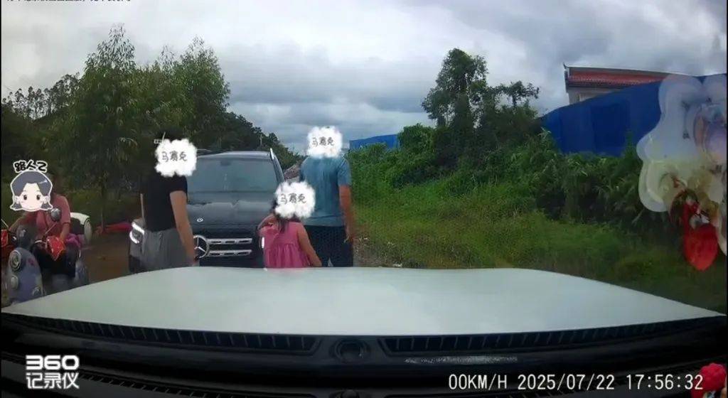 怎么开通皇冠信用網口_网传奔驰“亮证女”是公安局领导？警方最新回应怎么开通皇冠信用網口！当事男子还原事件经过