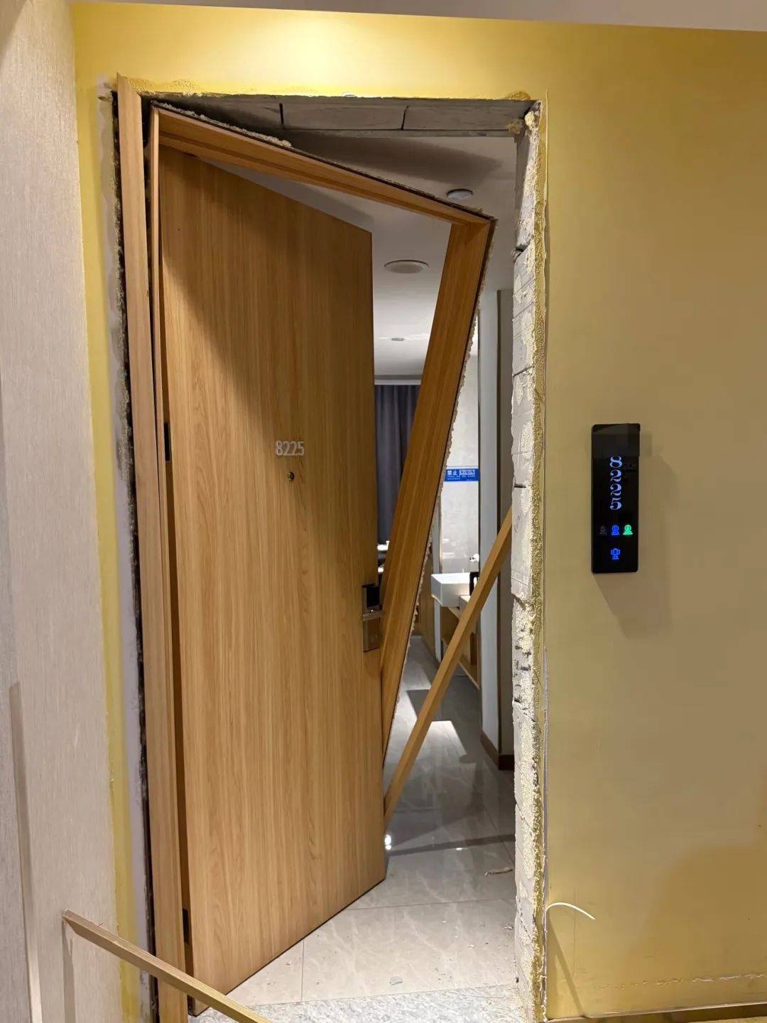 皇冠信用网代理申请_男子在杭州一酒店洗澡时被陌生人暴力闯入皇冠信用网代理申请，房间大门被踢烂，踹门男子怀疑前女友正在酒店与他人开房