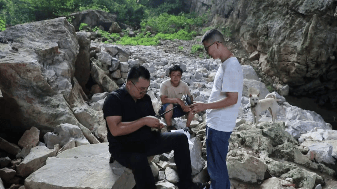 波兰超级联赛
_广西一村疑现大型野生动物：脚印如拳大波兰超级联赛
，目击者称其黄黑相间，当地已装监测设备