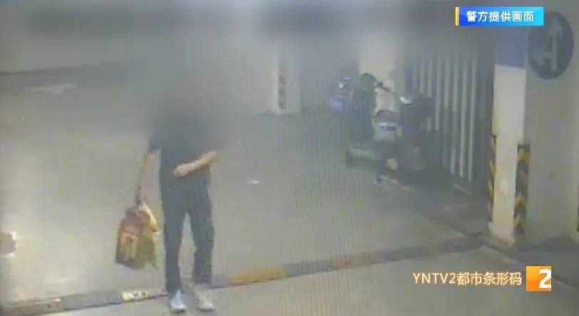 英格兰超级联赛
_凌晨怪事!男子提着茅台袋子在车库英格兰超级联赛
,翻垃圾桶竟为了.....