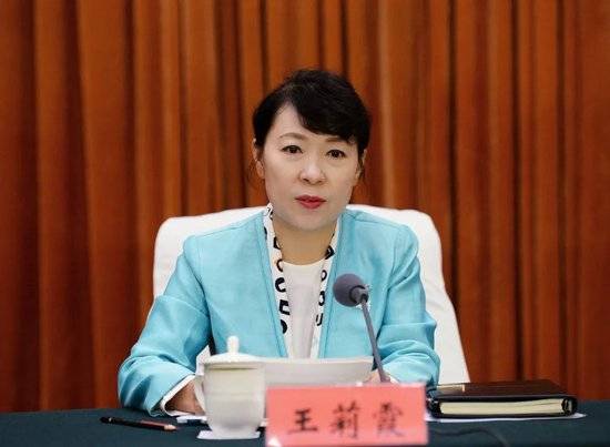 皇冠信用网在线注册
_正部级美女大员被查！千万华服堆满多套住宅皇冠信用网在线注册
，化妆团队提前数小时待命~