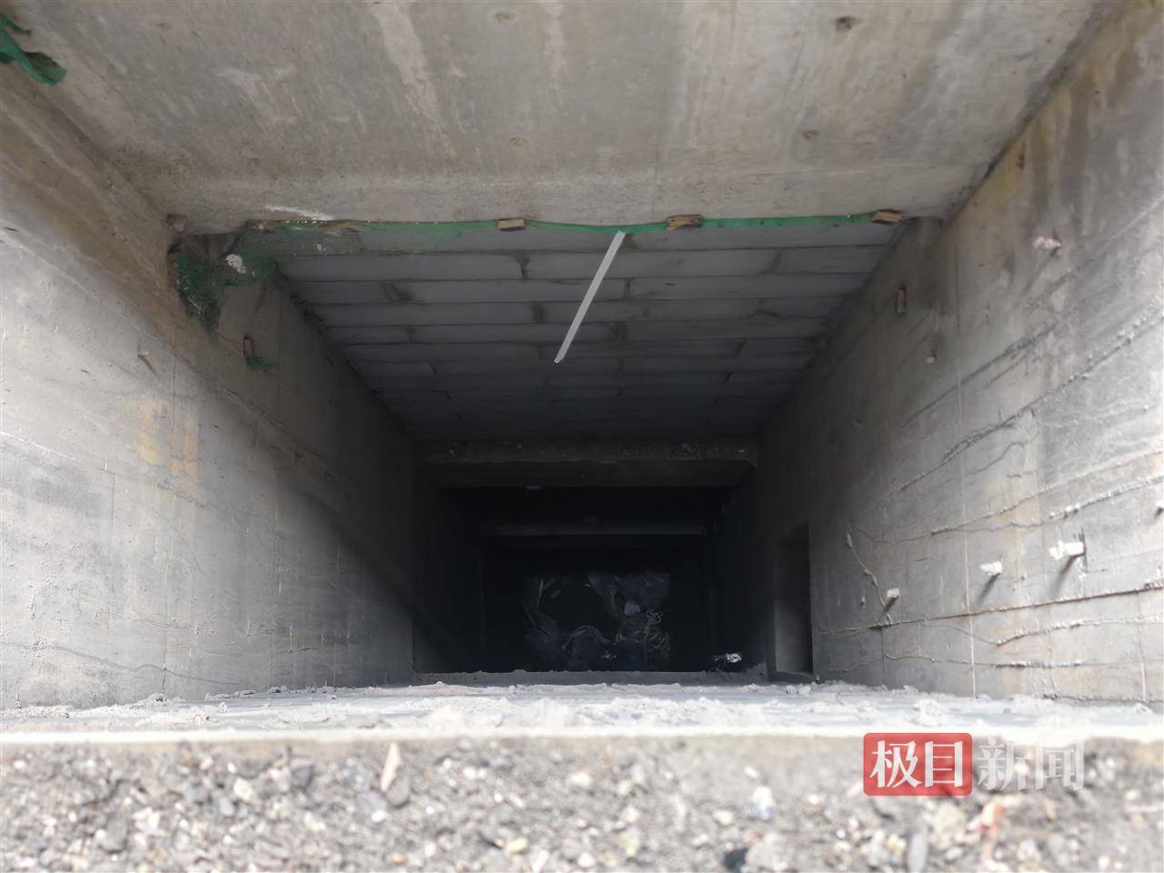 皇冠信用网会员账号_西安11岁男孩玩耍时坠入10多米深井身亡皇冠信用网会员账号，井口外连夜设置围挡，警方等部门介入调查