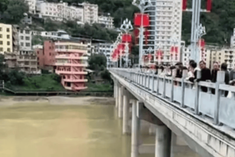 皇冠信用网平台_陕西旬阳男子婚礼当天跳河皇冠信用网平台,正搜救!当地称系因琐事情绪失控