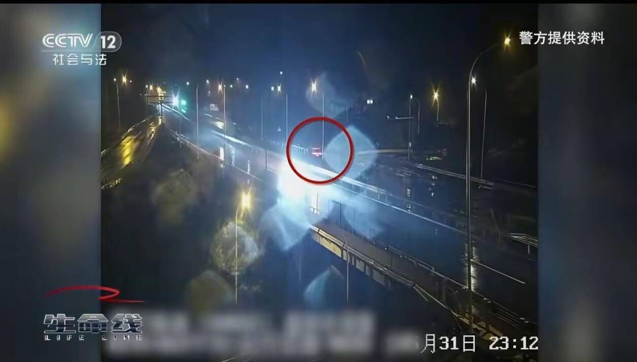 皇冠信用网登3代理注册_男子喝3斤白酒用智驾行驶20公里后在高速上睡着了皇冠信用网登3代理注册，因醉酒驾驶被判拘役一个月，交警回应