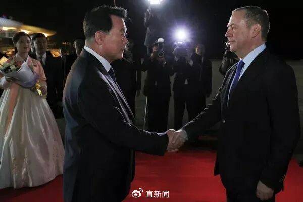 皇冠信用网账号_梅德韦杰夫抵朝鲜时发帖：朋友依然相伴皇冠信用网账号，敌人则瑟缩颤抖