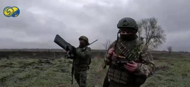 皇冠信用盘注册
_俄军摩托车冲锋队突击红军城:穿插乌军阵地皇冠信用盘注册
,对纵深目标迂回渗透