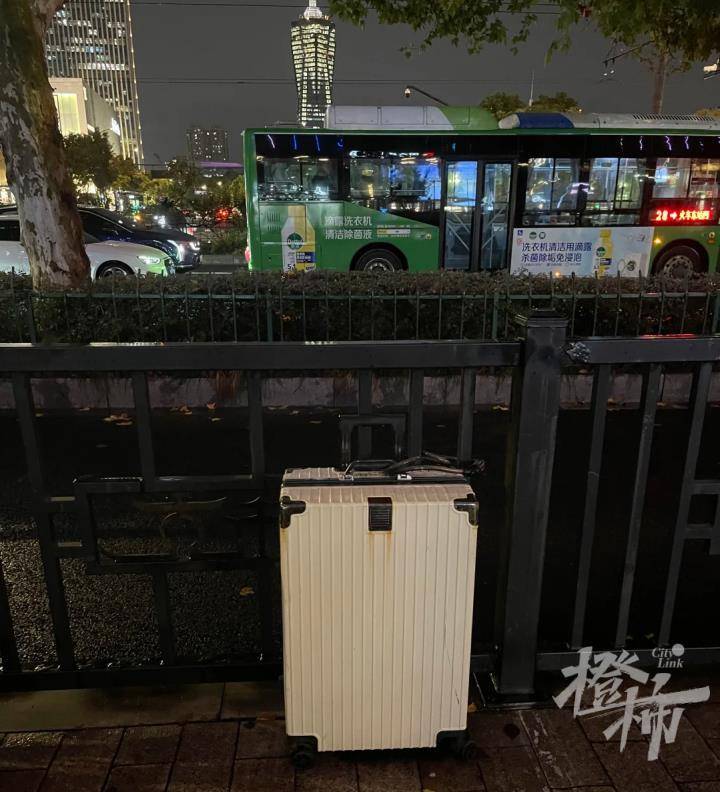 如何注册皇冠足球代理
_杭州市中心长期锁着一个行李箱如何注册皇冠足球代理
，警方：箱内无危险品，箱子主人把它当成了存物点