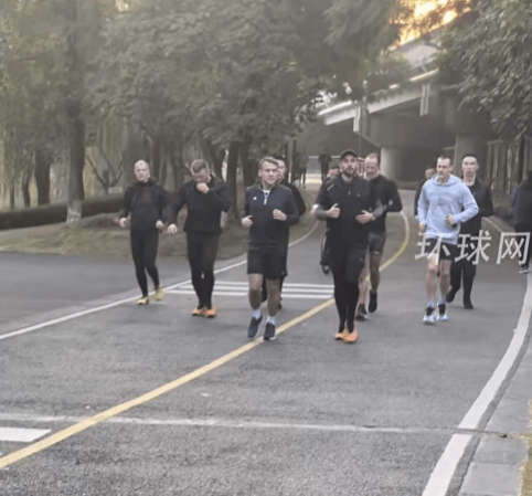 皇冠信用網額度_法国总统马克龙在成都晨跑被偶遇皇冠信用網額度,主动和路人打招呼,其还计划参观大熊猫繁育研究基地