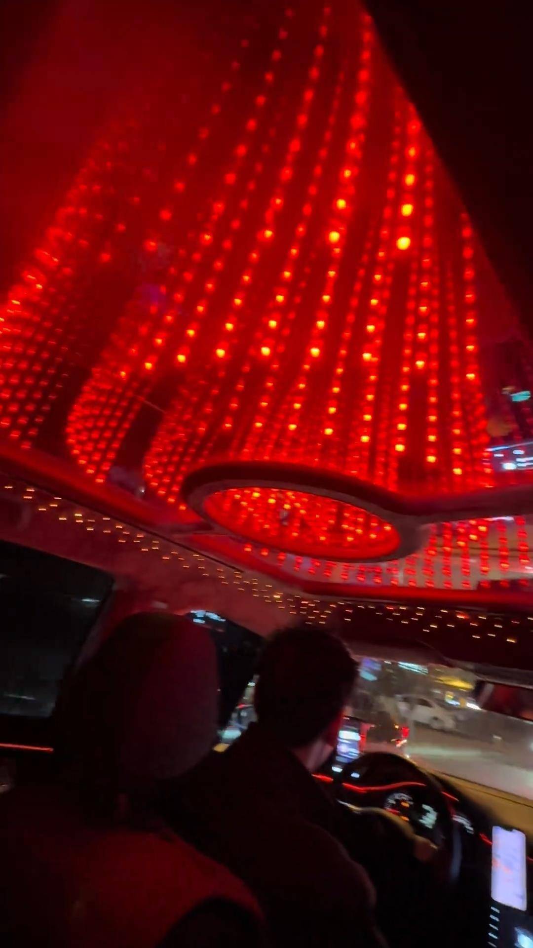 世界杯皇冠代理平台_长春一女子打车遇“最炫出租车”世界杯皇冠代理平台,车顶被改装为绚丽星空顶,网友:打车竟然打到了移动KTV