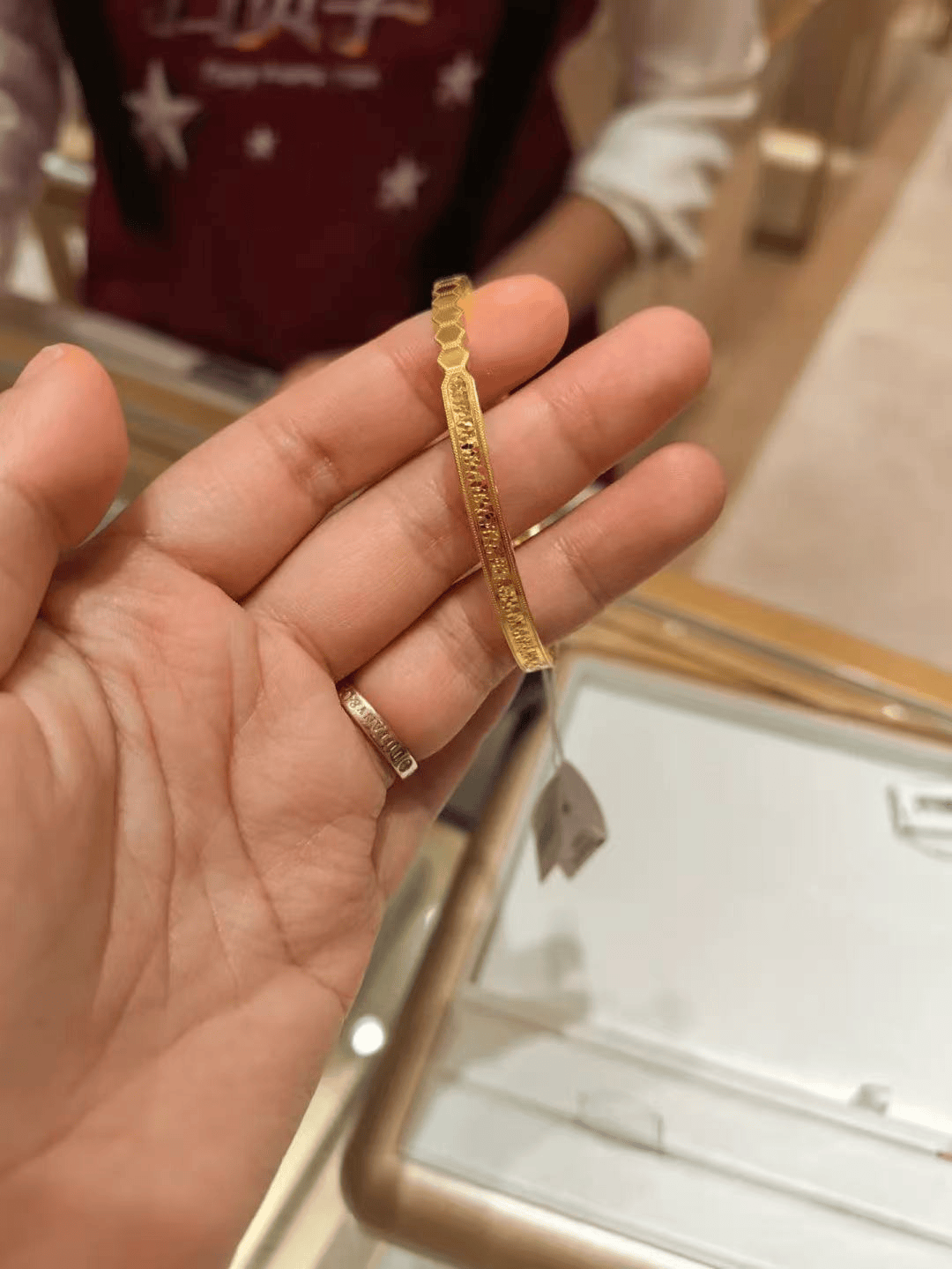 皇冠信用网结算日_金价疯了!水贝客流蒸发三分之一皇冠信用网结算日,海南黄金柜台选款排队两小时