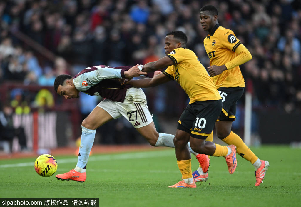 皇冠代理管理端_特罗萨德禁区外绝妙远射皇冠代理管理端,阿森纳3-0维拉!VAR确认进球背后的战术解析与情感共鸣