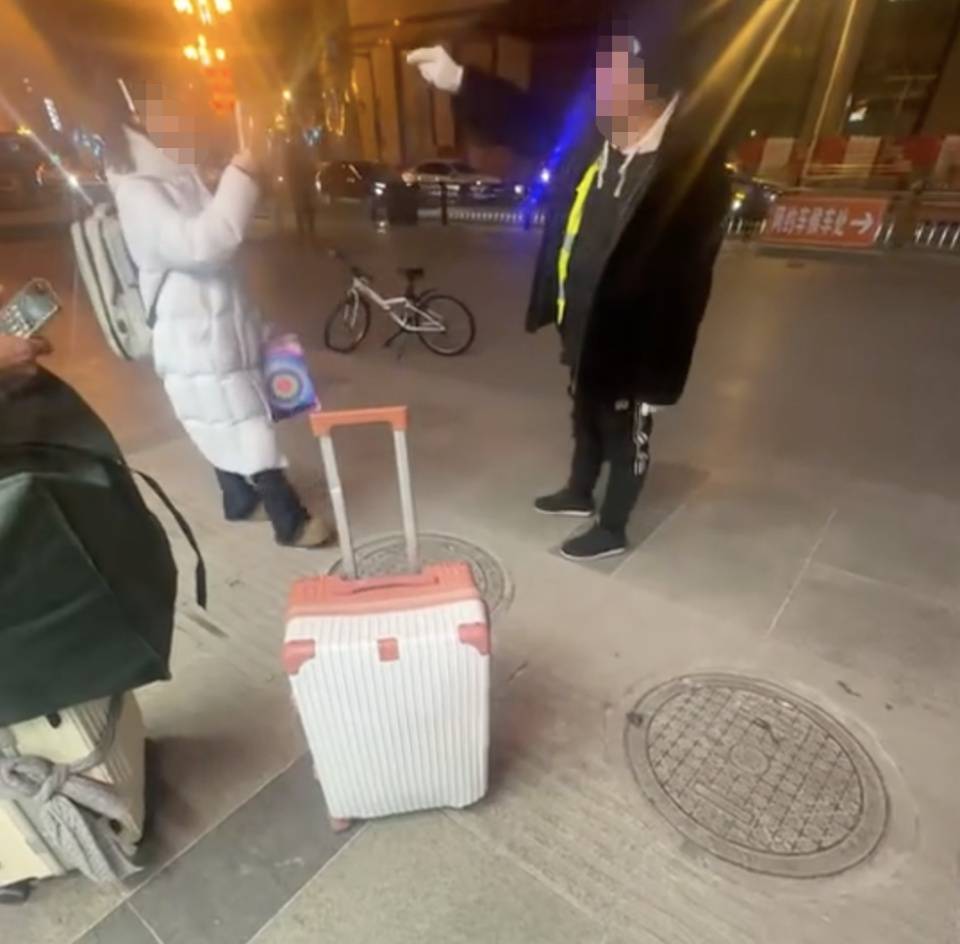 正版皇冠信用网开户_“我就看长春站谁敢拉你们”正版皇冠信用网开户,女大学生下火车遭揽客“黄牛”威胁,警方:正在处理中