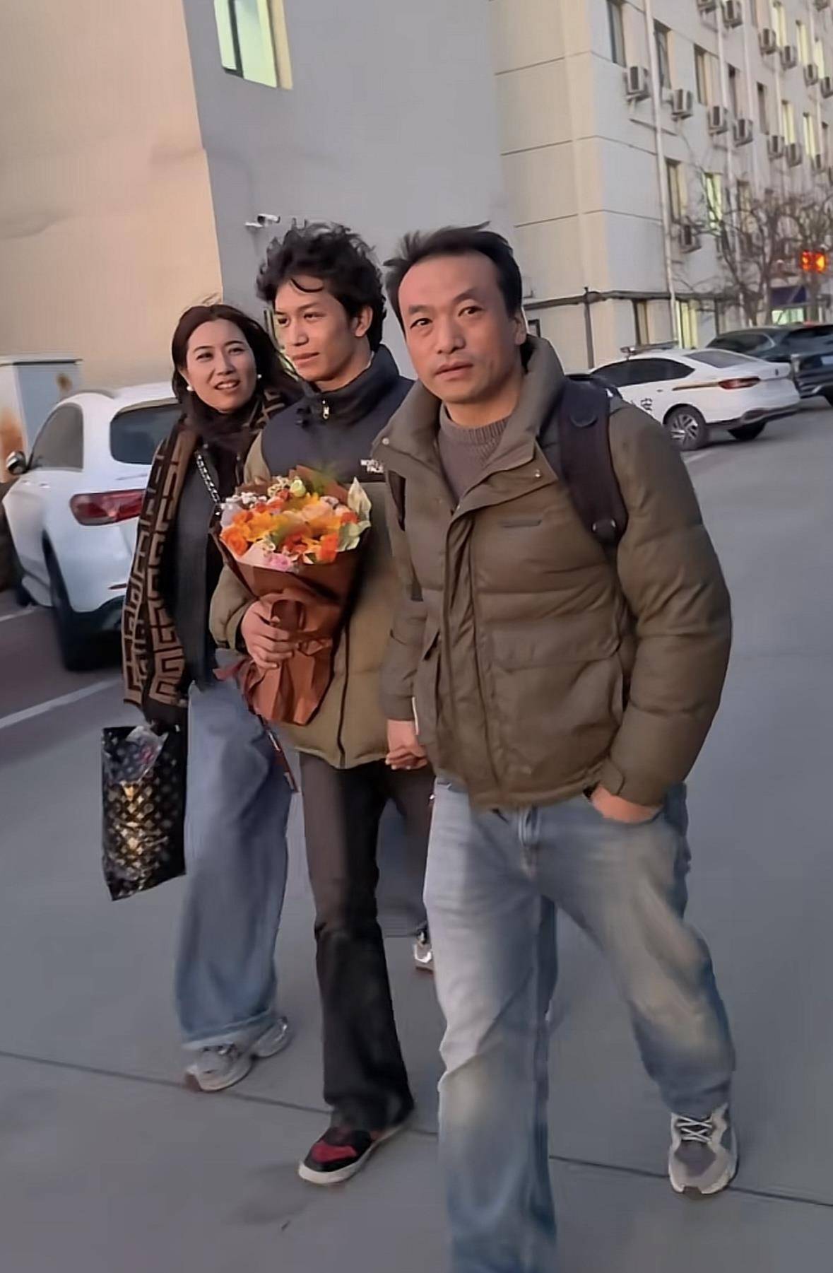 皇冠信用网怎么注册_被拐17年的马仔昊认亲成功!母亲泣不成声拉住手“再也不放开了”皇冠信用网怎么注册,杜小华:替他们开心,相信“小米奇”也一定能找到