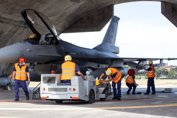 皇冠代理申请_台军退役飞行员曝料：台军F-16V升级后飞控一塌糊涂皇冠代理申请，飞它就是在玩命