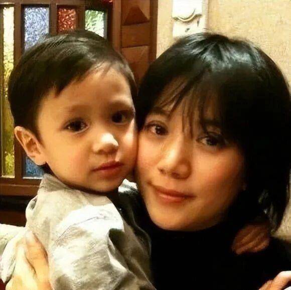 皇冠信用平台出租出售_张智霖、袁咏仪的儿子在《歌手2025》实习时给陈楚生做过“光替”皇冠信用平台出租出售，张智霖骄傲告诉陈楚生：儿子是学音乐的，乐器、创作、编曲都会，“比我厉害”