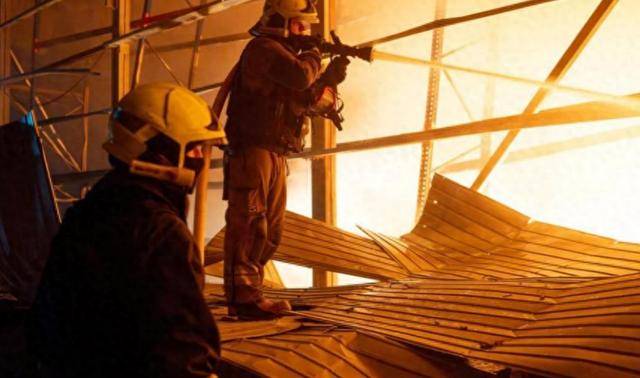 正版皇冠信用网开户_乌克兰宣布俄罗斯战败正版皇冠信用网开户，士兵尸体横七竖八，满地都是摩托车和汽车