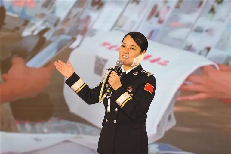 皇冠信用网代理_司法部部长、河南省委书记皇冠信用网代理，向王妙丽同志颁发奖章和证书