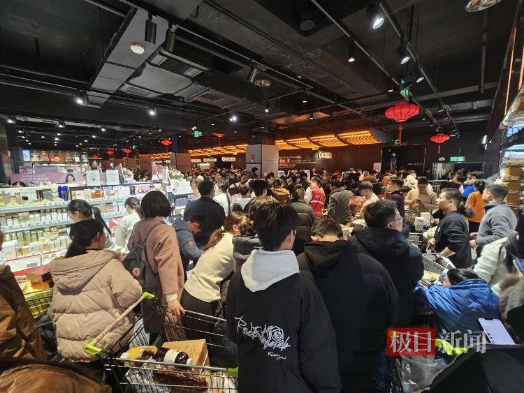 皇冠信用网如何注册_有游客在胖东来买到搬不动了：买了5000多元的年货皇冠信用网如何注册，还花了500多元的快递费