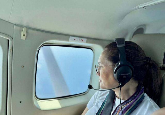 皇冠足球比分_菲律宾女议员强登我岛礁皇冠足球比分，低空俯视心凉了一大截，20多艘舰艇全包围