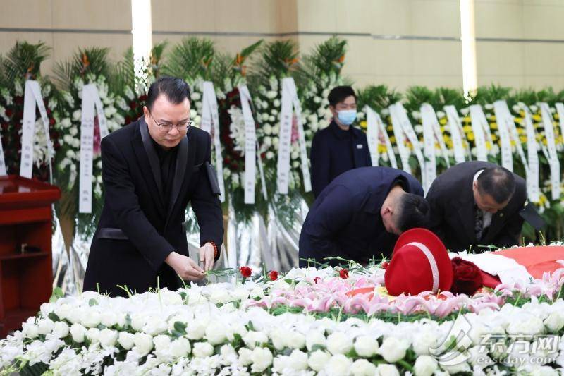 皇冠代理联系方式
_上海市民送别百岁嫩娘:从艺八十载皇冠代理联系方式
,最后一次红装谢幕 | 组图