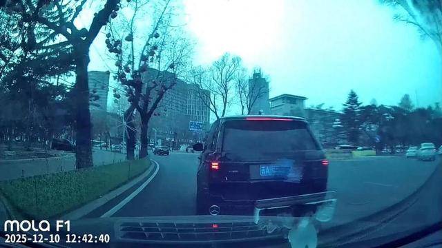 皇冠信用网注册开户_路虎1分钟8次别停奔驰引发事故皇冠信用网注册开户,警方认定却多次反转,奔驰维修加折旧损失近16万,无法走保险流程维权陷困