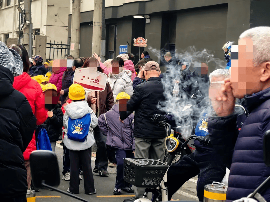 如何申请皇冠信用网_十几分钟都忍不了如何申请皇冠信用网,非得在校门口抽烟?要是您家孩子经过呢?