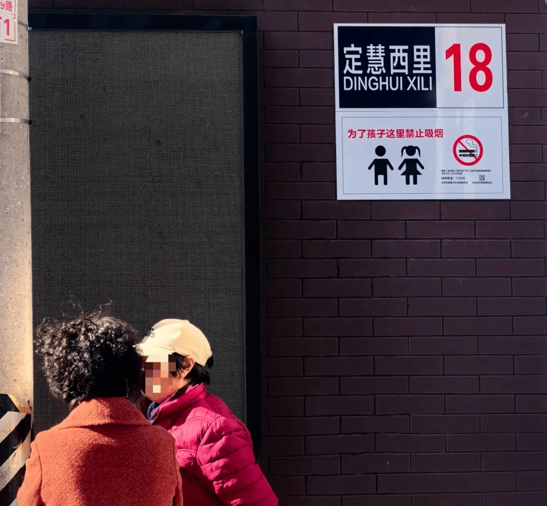 如何申请皇冠信用网_十几分钟都忍不了如何申请皇冠信用网,非得在校门口抽烟?要是您家孩子经过呢?