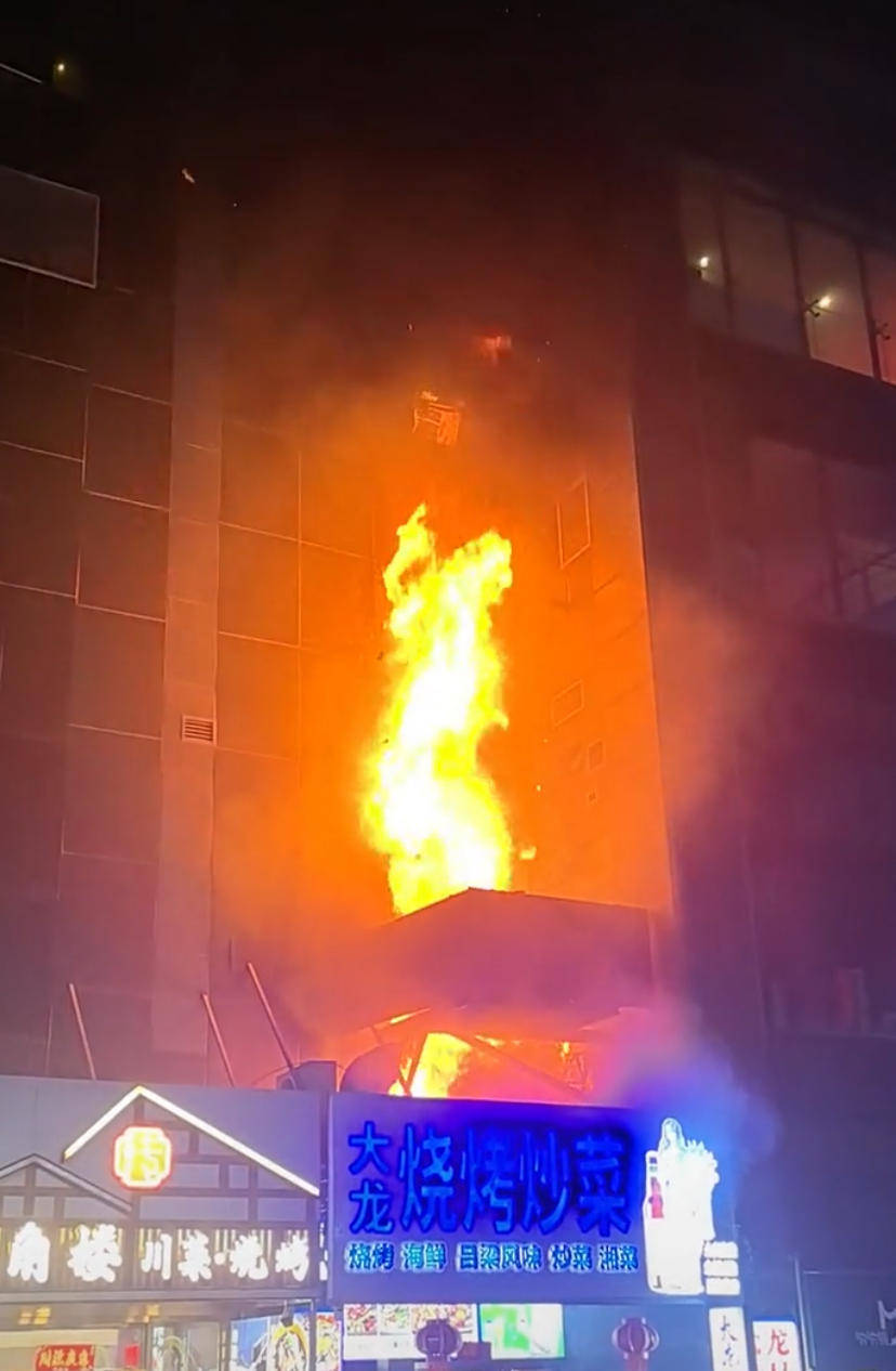 如何代理皇冠信用_记者直击太原大火:起火建筑位于核心商圈如何代理皇冠信用,疑底商烧烤店起火,引燃高楼外立面保温层