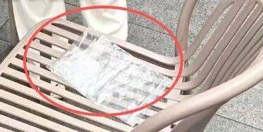 皇冠信用网_深圳一女子在水贝路边凳子上捡到11条黄金首饰:重约50克皇冠信用网,价值超5万元,报警后失主买了几瓶水感谢,“捡过好几次,几克、十几克都有”