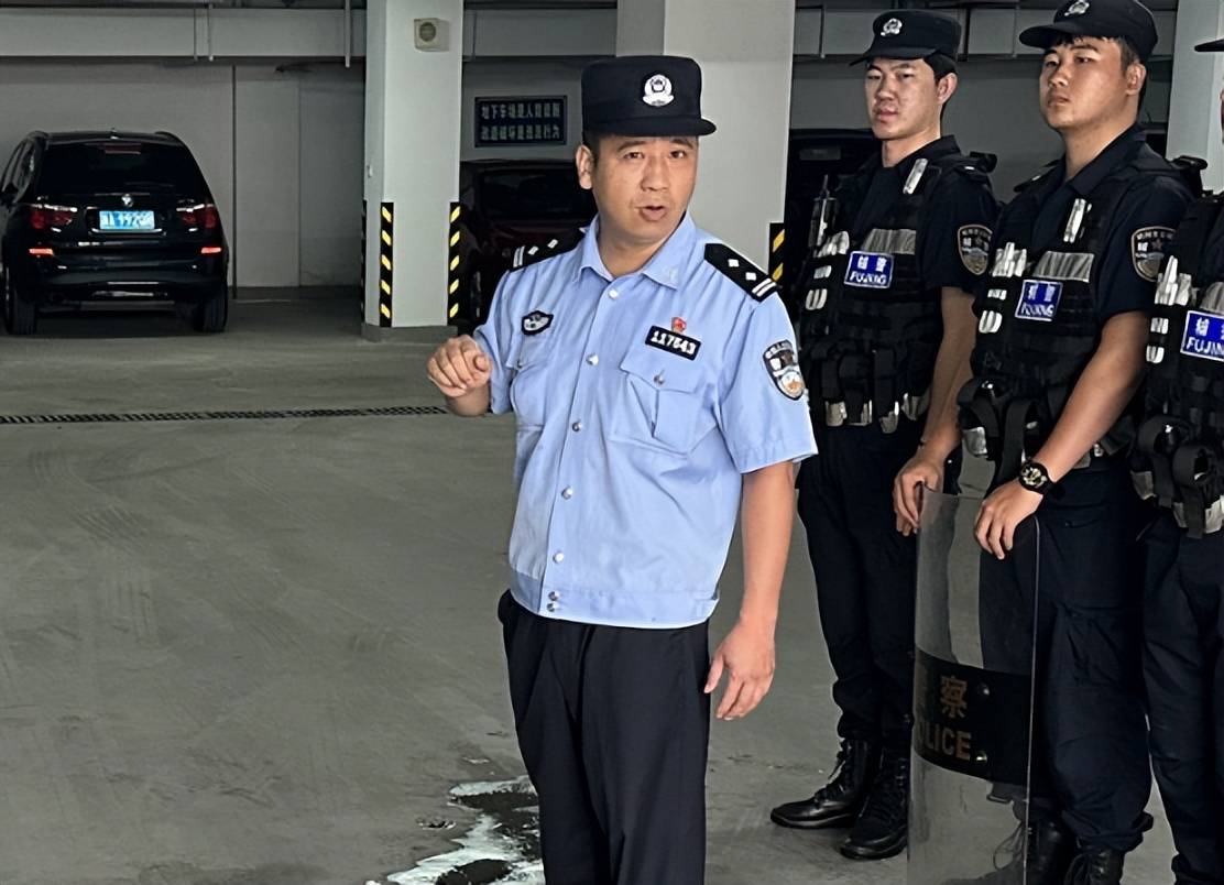 皇冠信用网正网_“儿子把我的头按着撞向切菜板”皇冠信用网正网,杭州妈妈报警哭泣:我养了他30多年,不工作也不结婚,我伤透了心;儿子:因晚饭吃菜还是吃肉起冲突