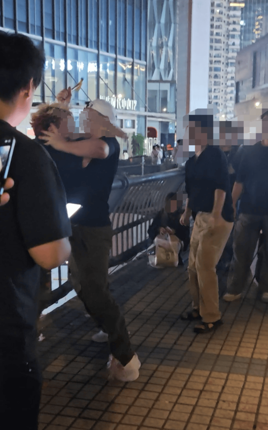 皇冠代理登3_网红王扁在重庆摆摊卖烧烤被一男子袭击 目击者：肇事者已被民警抓获